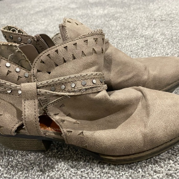 Tan Booties, ankle boots size 9.5 Sugar brand. - Picture 4 of 5